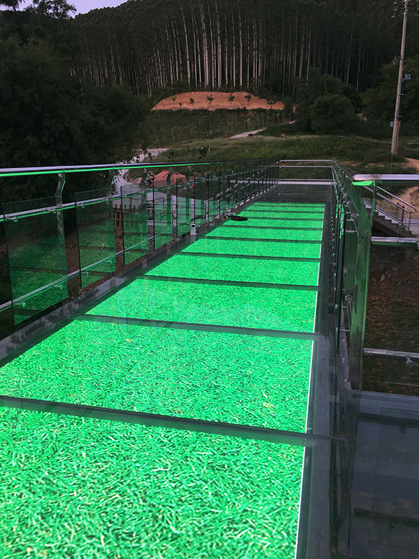 南寧派陽(yáng)山森林公園P3.91戶外LED互動(dòng)地磚屏3D5D玻璃炸裂