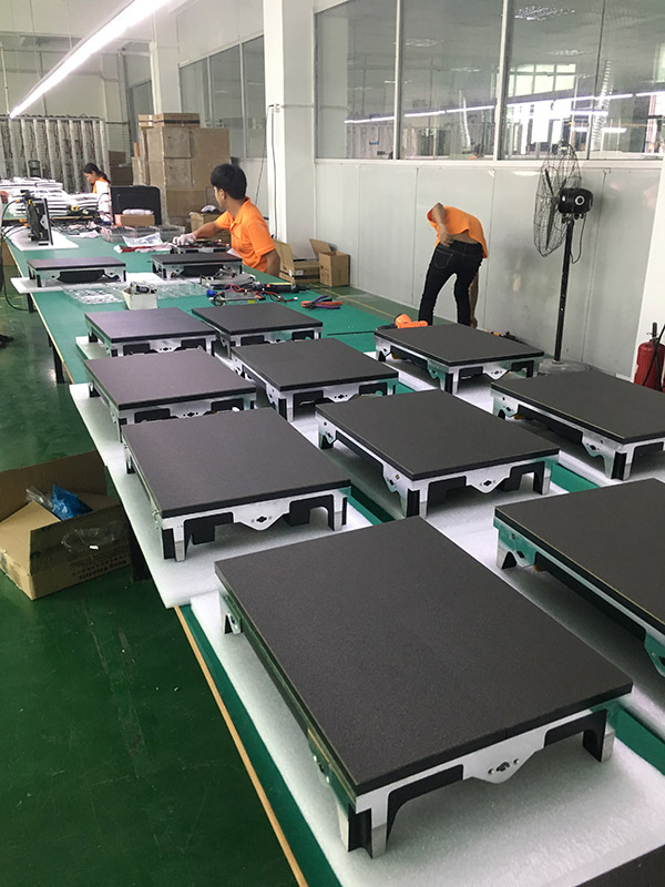 華信通光電加急生產LED，P1.25小間距顯示屏